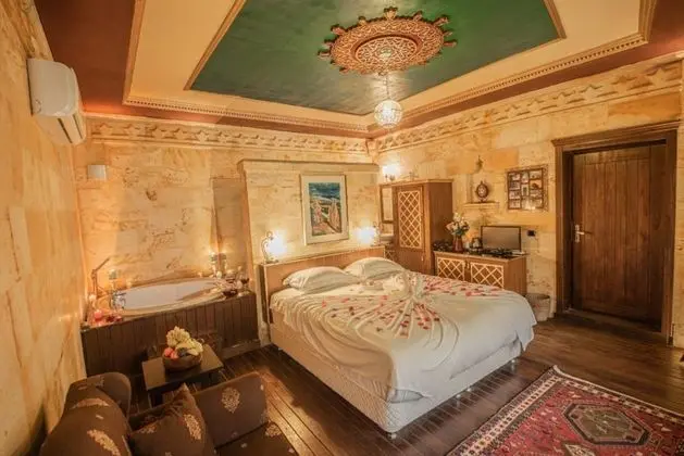 Design Oda, 1 Büyük (Queen) Boy Yatak, Sıcak Su Küveti