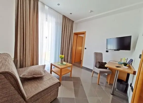 Süit, Balkon, Kısmi Deniz Manzaralı