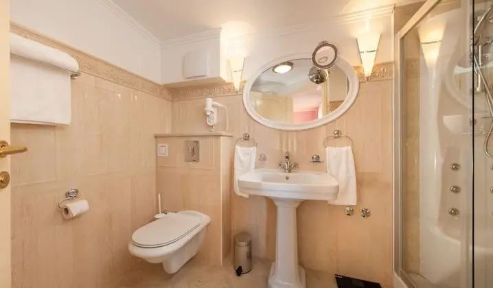 Comfort Oda, 1 En Büyük (King) Boy Yatak, Balkon, Kısmi Deniz Manzaralı