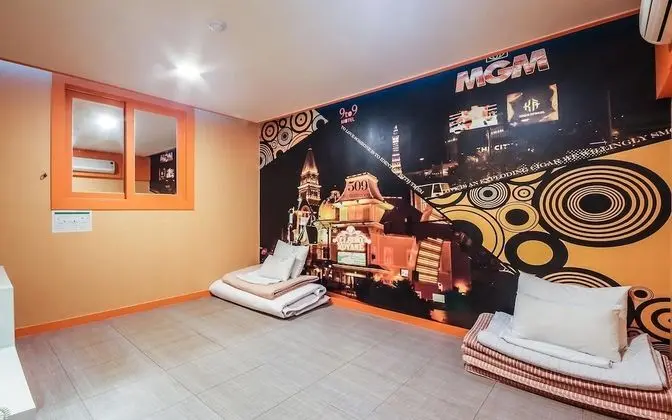 Oda (Family room (Hansil Netflix - persona)