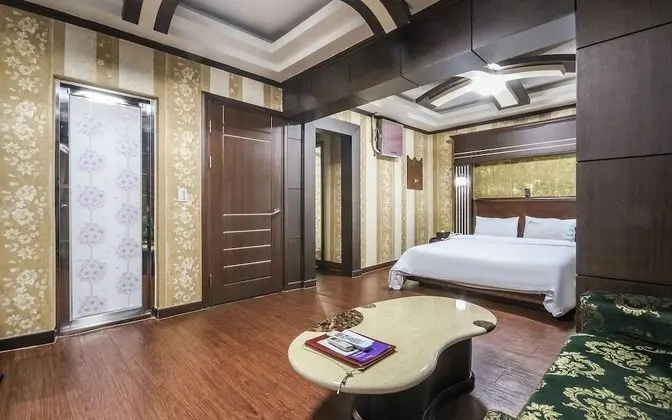 Oda (VIP (Netflix viewing air purifier mic)