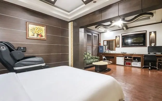 Oda (VIP (Netflix viewing air purifier mic)