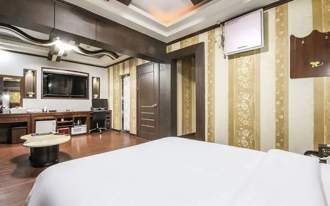 Oda (VIP (Netflix viewing air purifier mic)