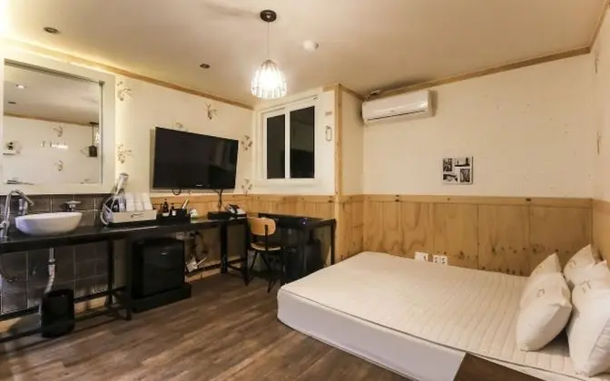 Oda (Korean Syle Room (Netflix personal ac)