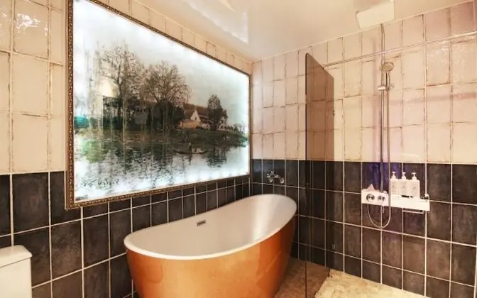 Oda (Suite (Netflix available weekday brea)