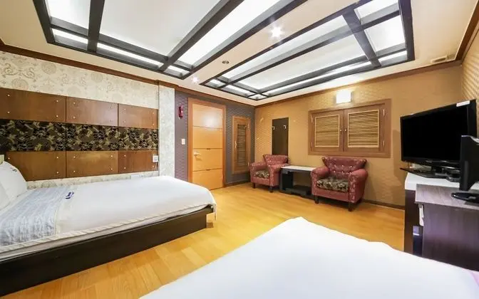 Oda (Twin Room (Double + Single))