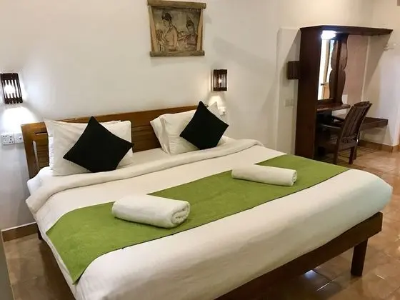 Deluxe Tek Büyük Yataklı Oda, Havuz Manzaralı