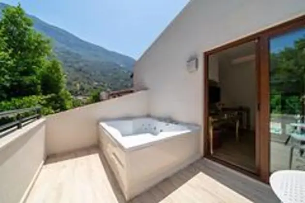 Jakuzili Balayı Odası- Balkon