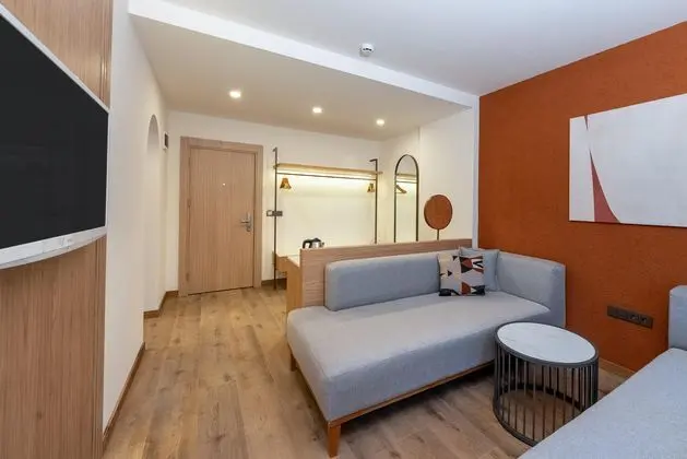 https://images.etstur.com/imgproxy/resize/2560x1440/files/images/hotelImages/etsrooms/1078/Villa_Sun_Flower_Hotel_20260203110221_5.jpg