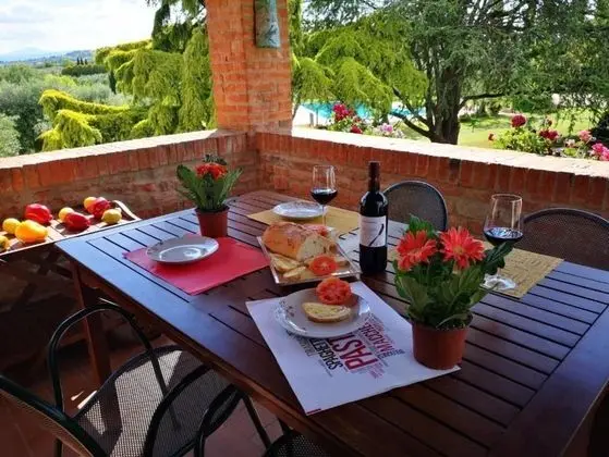 Family Apart Daire, Birden Çok Yatak, 2 Banyolu, Bahçeli (Sunflower apt with shared pool family)