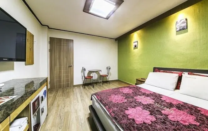 Suite (Neflix, PC, Phone mirroring available)