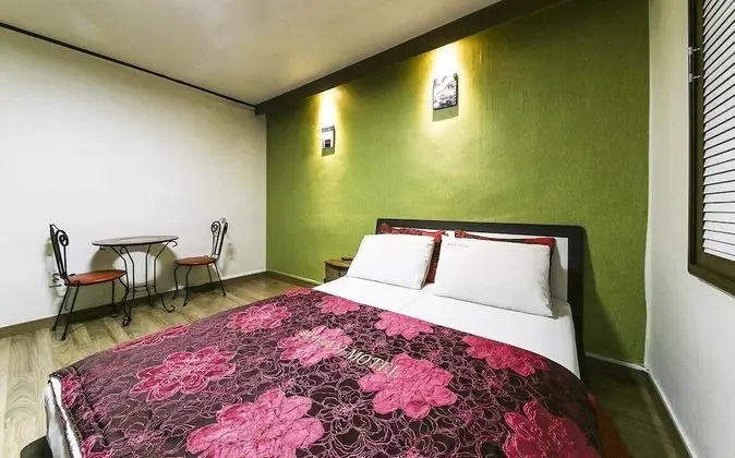 Suite (Neflix, PC, Phone mirroring available)