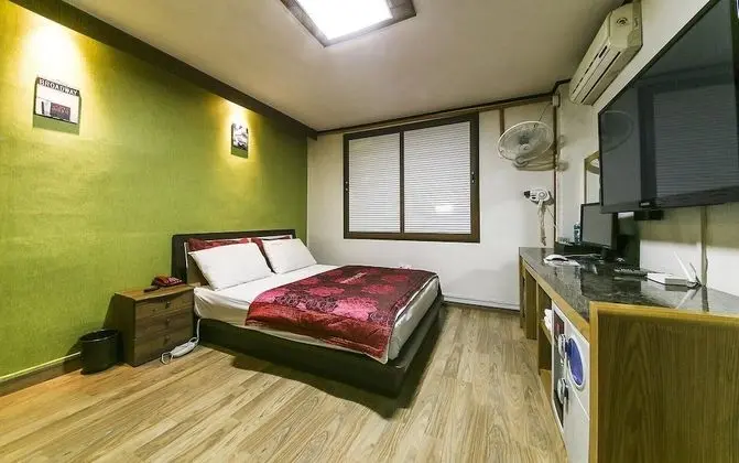 Suite (Neflix, PC, Phone mirroring available)