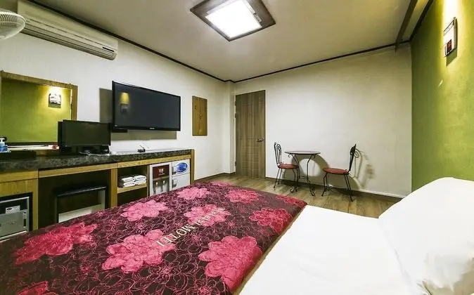 Suite (Neflix, PC, Phone mirroring available)