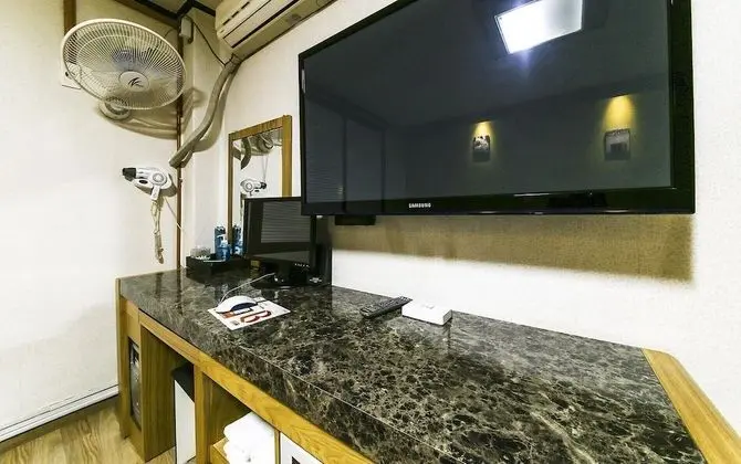 Suite (Neflix, PC, Phone mirroring available)