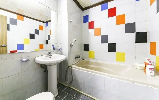 Suite (Neflix, PC, Phone mirroring available)