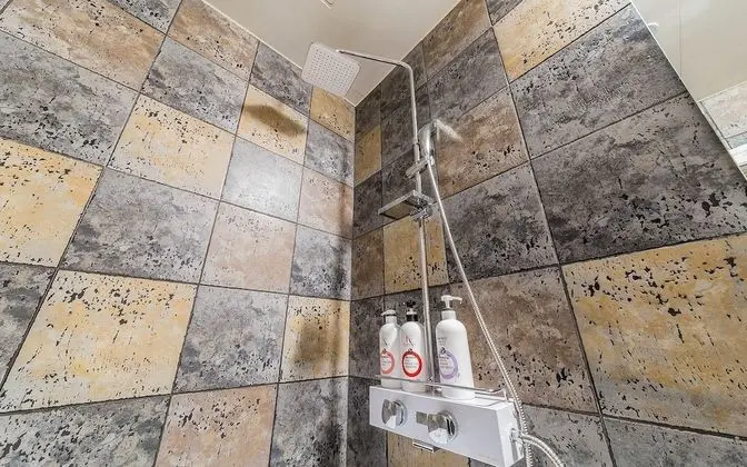 Oda (Standard-NetFlixDisney (bathtub))