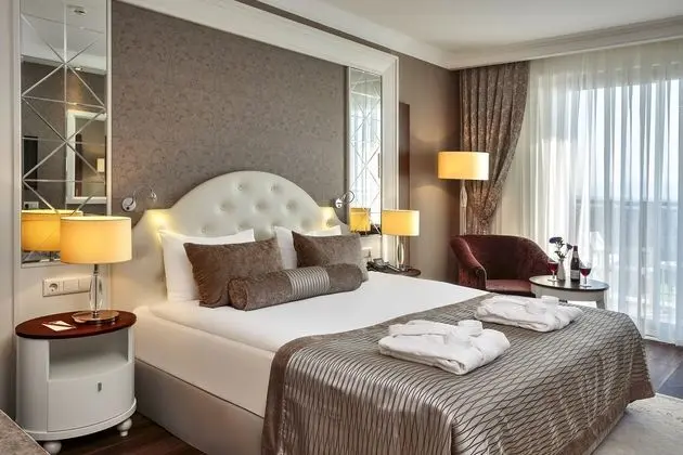 https://imagessl.etstur.com/files/images/hotelImages/TR/209343/l/Sunis-Efes-Royal-Palace-Resort---Spa-Oda-267714.jpg