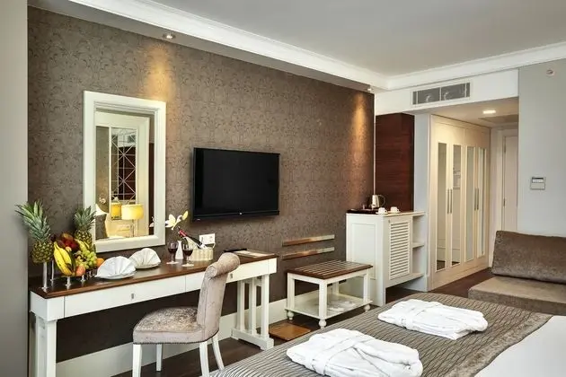 https://imagessl.etstur.com/files/images/hotelImages/TR/209343/l/Sunis-Efes-Royal-Palace-Resort---Spa-Oda-267718.jpg