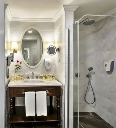 https://imagessl.etstur.com/files/images/hotelImages/TR/209343/l/Sunis-Efes-Royal-Palace-Resort---Spa-Oda-267719.jpg