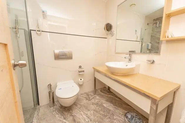 https://images.etstur.com/imgproxy/resize/2560x1440/files/images/hotelImages/etsrooms/353/Sunis_Kumkoy_Beach_Resort_20240924120533_0.jpg
