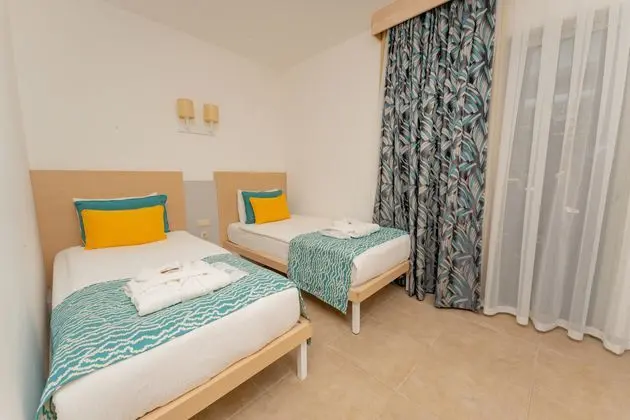 https://images.etstur.com/imgproxy/resize/2560x1440/files/images/hotelImages/etsrooms/353/Sunis_Kumkoy_Beach_Resort_20240924120533_1.jpg