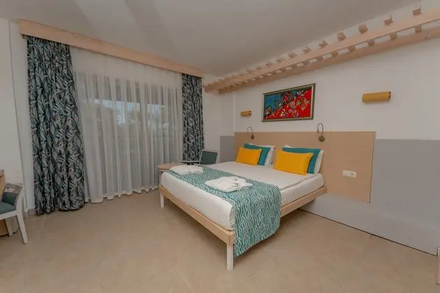 https://images.etstur.com/imgproxy/resize/2560x1440/files/images/hotelImages/etsrooms/353/Sunis_Kumkoy_Beach_Resort_20240924120533_3.jpg