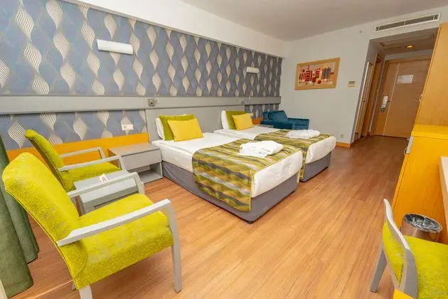 https://images.etstur.com/imgproxy/resize/2560x1440/files/images/hotelImages/etsrooms/353/Sunis_Kumkoy_Beach_Resort_20240924123221_3.jpg