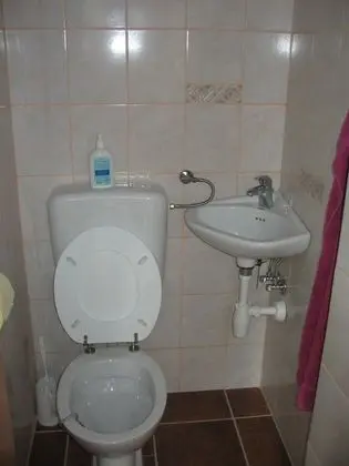 Üç Kişilik Oda, Ortak Banyo