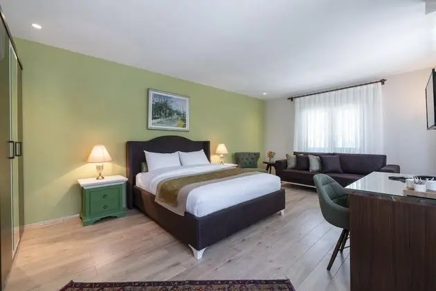 Deluxe Tek Büyük Yataklı Oda, Havuz Manzaralı