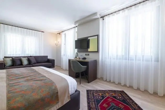 Deluxe Tek Büyük Yataklı Oda, Havuz Manzaralı
