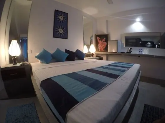 Deluxe Tek Büyük Yataklı Oda, Havuz Manzaralı