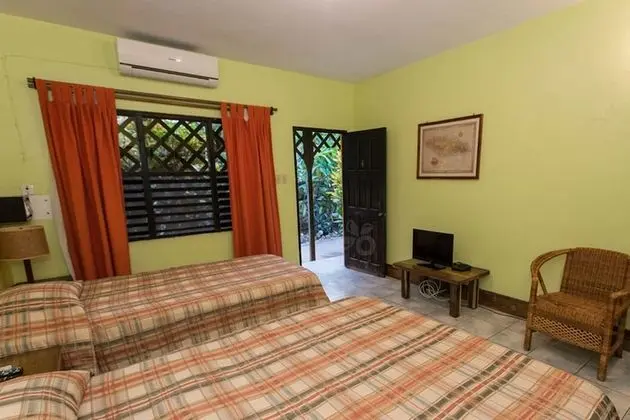 Standard Üç Kişilik Oda, Birden Çok Yatak, Balkon, Bahçe Manzaralı