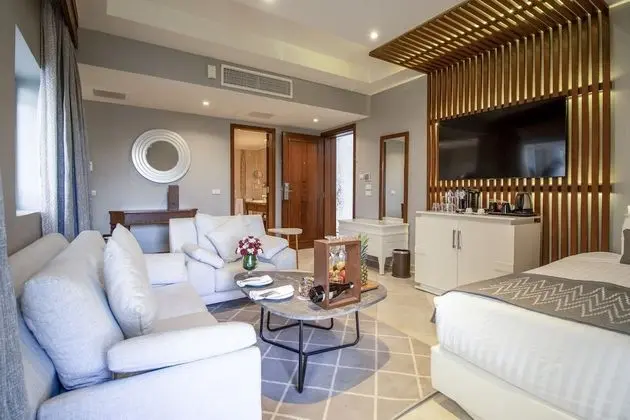 Junior Swim Up Suite (Posh Club)