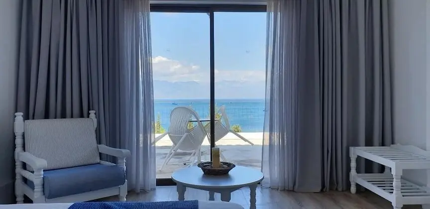 Üç Kişilik Oda, Deniz Manzaralı