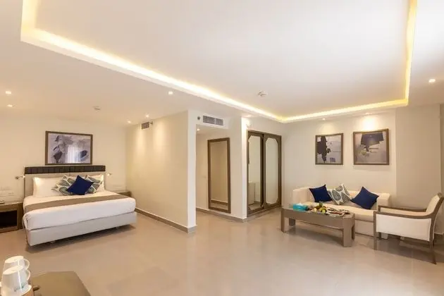 Mega Room, City View