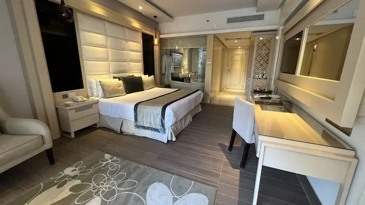 Deluxe Swim Up Room
