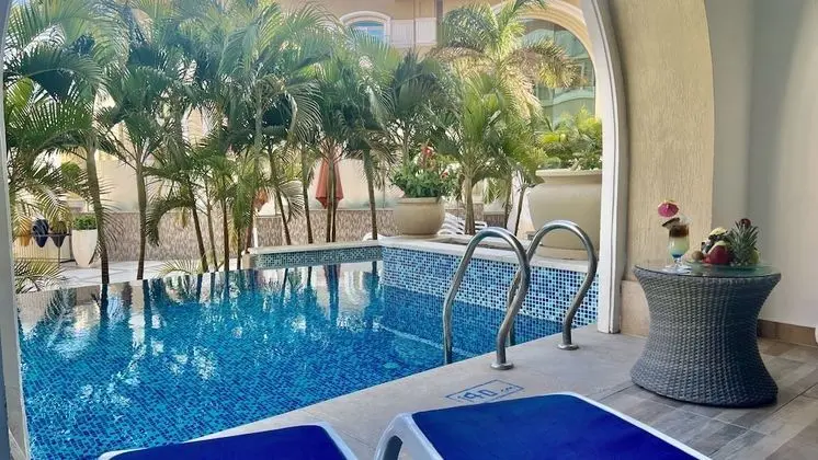 Deluxe Swim Up Room
