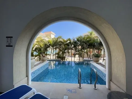 Deluxe Swim Up Room