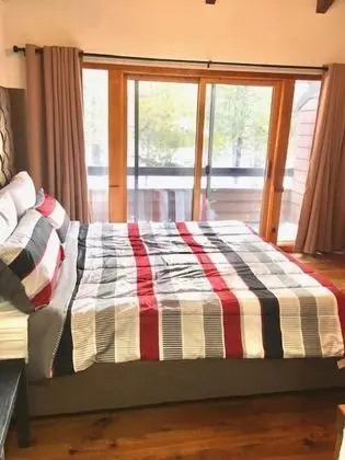 Ev, Birden Çok Yatak (Sunriver Treehouse)