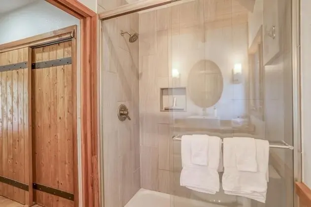 Ev, Birden Çok Yatak (Sunriver Treehouse)
