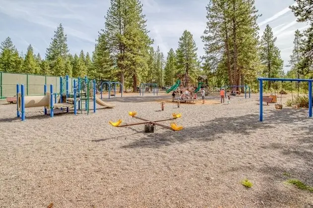 Ev, Birden Çok Yatak (Sunriver Treehouse)