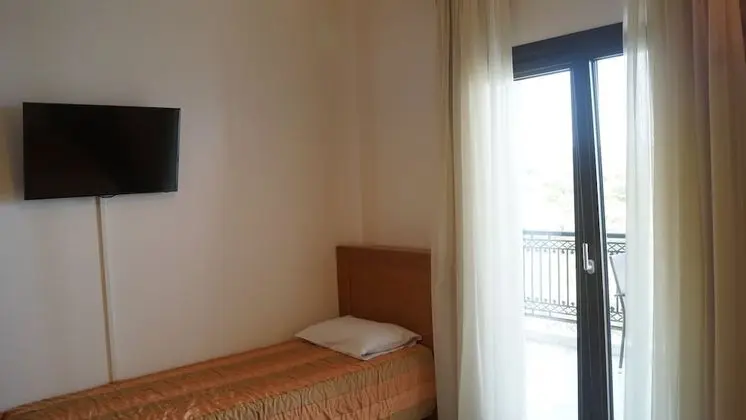 Üç Kişilik Oda, Deniz Manzaralı