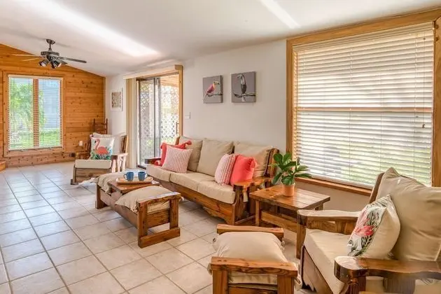 Ev (Sunset Canal Cottage)