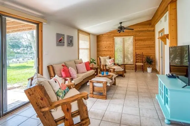 Ev (Sunset Canal Cottage)