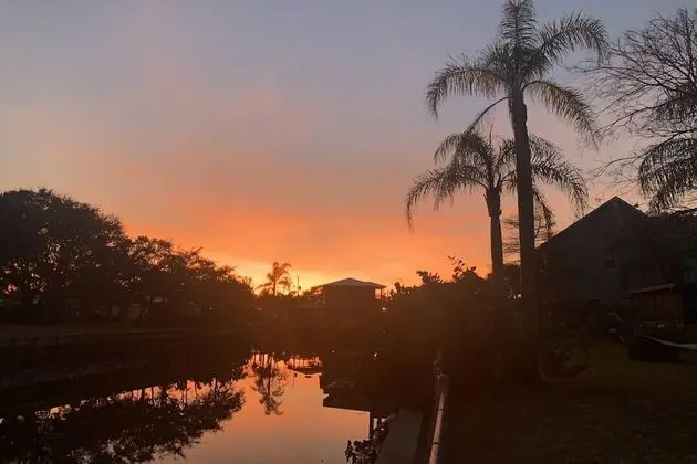 Ev (Sunset Canal Cottage)