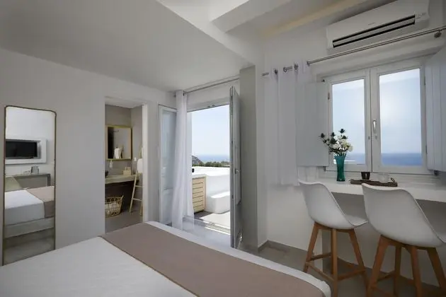 Deluxe Room with hot tub and sea view