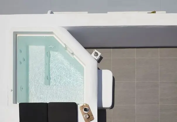 Deluxe Room with hot tub and sea view