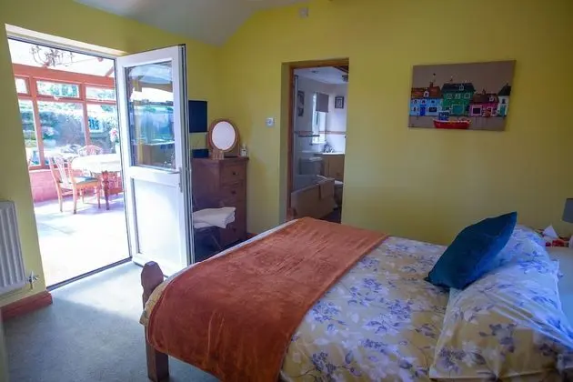 Standard Tek Büyük Yataklı Oda, Banyolu/Duşlu, Bahçe Manzaralı (The Sunrise Room)