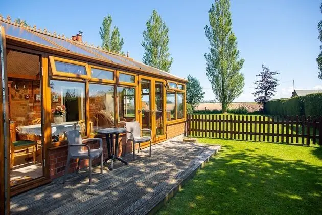 Standard Tek Büyük Yataklı Oda, Banyolu/Duşlu, Bahçe Manzaralı (The Sunrise Room)